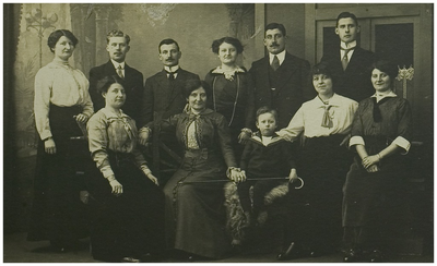115267 Veestraat 19. Familie P.F.H. Hockers-Reuser met Belgische vluchtelingen. Achterste rij tweede van rechts: Lau ...