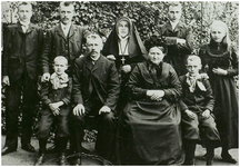 115290 Familie van Laarhoven. Zittend v.l.n.r. Toon ( 1898- ? ), Adriaan ( 1850-1941 ), Anna Maria Meeuws, Sjef ( 1895- ...