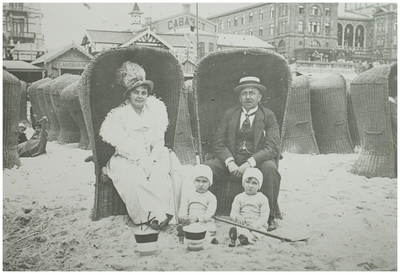 115381 Piet en Anna de Wit met hun kinderen op het strand bij het Kurhaus in Scheveningen, ca. 1920
