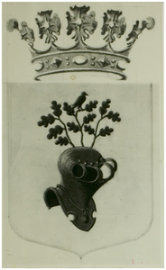 115975 Gemeentewapen van Helmond ( 1924 ). In keel een omgewende tournooihelm met als helmteken drie eikentakjes en een ...