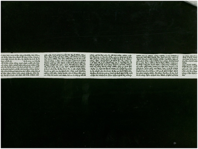 116437 Tentoonstelling Kerkelijke Kunst in kasteel raadhuis 16-10-1971. Perkamentenrol ( boek Esther ) van 2,8 cm ...