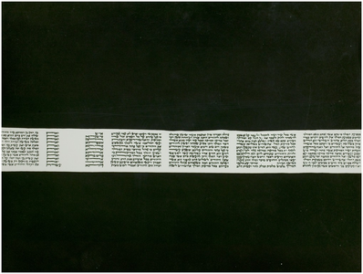 116441 Tentoonstelling Kerkelijke Kunst in kasteel raadhuis 16-10-1971. Perkamentenrol ( boek Esther ) van 2,8 cm ...