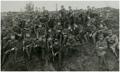 116522 Militairen. Op de foto, allen Helmonders behalve de officieren. Achterste rij derde van rechts: Callaars. ...