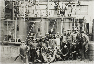 116944 Kon. Ned. Machinefabriek v / h E.H. Begemann. Montageploeg. Staand links: Cor Hendriks, 1915 - 1925