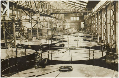 116953 Kon. Ned. Machinefabriek v / h E.H. Begemann. Opslagtanks tijdens de proefmontage in de fabriekshal, z.j.