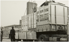 117004 Churchillaan. Één der nieuwe machines t.b.v. Boekdrukkerij ,,Helmond wordt van de vrachtauto getakeld, z.j.