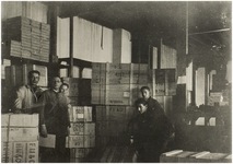 117039 Cacaofabriek. Ruimte waar de kisten klaar staan om per boot verzonden te worden, 1920 - 1930