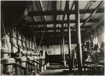 117040 Cacaofabriek. Cacaomolens waar de bonen worden gemalen, 1920 - 1930