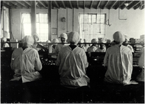 117043 Cacaofabriek. Inpakafdeling. Op de foto is men bezig met het verpakken van paaseieren, 1920 - 1930