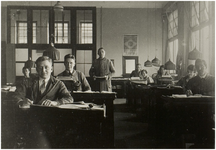 117046 Cacaofabriek . Kantoor. Rechts: Weijl. Staande: Coolen. Links vooraan: Verhagen. Uiterst links: Pellemans, 1920 - 1930