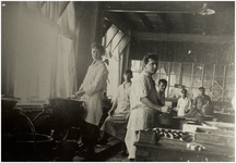 117052 Cacaofabriek . Suikerwerkafdeling. Links: Gerard Princee. Rechts: v. d. Eventuin, 1920 - 1930