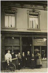 117063 Kerkstraat 52. Pand waarin tot 1929 bakkerij J. Berings gevestigd was. Familieleden en personeel poseren voor de ...