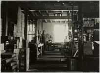 117079 Cacaofabriek. Magazijn. De lange man is Willems. Zittend achter: Fr. Huny, 1920 - 1930