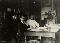 117081 Cacaofabriek. Directeur Arthur Payne (links) en bedrijfsleider Dams, 1920 - 1930