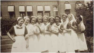 117150 Verpleegsters van het voormalige St. Antoniusgasthuis aan de Molenstraat. V.l.n.r.: van Schaijk, van Oekel, de ...