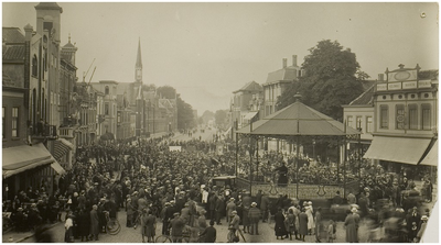 117174 Drankbestrijding. Propagandadag van de Bossche diocesane drank. Bestrijders op de Markt van Helmond, 30-09-1917