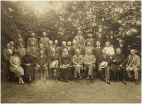 117186 Dr. Ariensvereniging hield op Dinsdag 21 Juni 1927 te Schödelen? Roermond haar 7e jaarvergadering. Zittend 1e ...