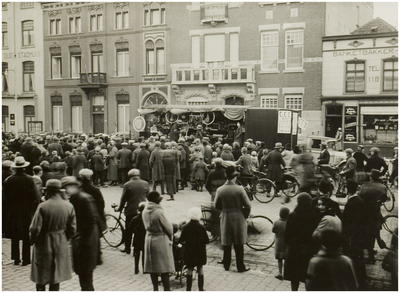 117280 Collecte Centraal-Crisis Comité. Hier één der deelnemende groepen, op de Markt gezien in de richting Veestraat. ...