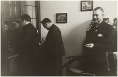 117281 Winterhulp. Voor het loket: Mr. Frans Jozef van Thiel, naast hem Jos Maas, rechts Burgemeester Moons, 1940 - 1942