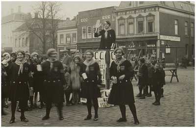117283 Collecte Centraal Crisis Comité 1932, plaats Markt: gezien in de richting Ameidestraat, uiterst rechts: Mej. ...