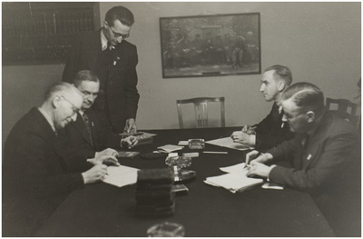 117291 Winterhulp. V.l.n.r.: J. Snackers, Ir. Rietjens, Thomas Merkx, onbekend en J. van Thiel, 1940 - 1942
