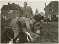 117459 Willem Prinzenplein. Luchtbeschermings-oefening. Op de achtergrond, rechts 'n huis aan de Guljéstraat, links 'n ...