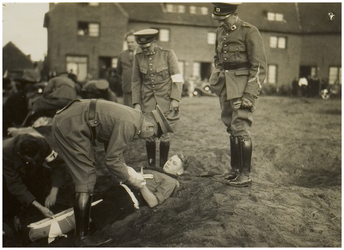 117463 Willem Prinzenplein. Luchtbeschermings-oefening. De Rode Kruis colonnen in actie. De huizen op de achtergrond ...