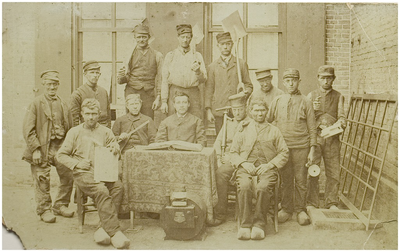 117516 Personeel van Gemeentelijk Gasfabriek. Personen zijn onbekend, 1892