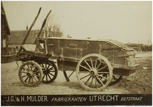 117541 Vuilniswagen met paardentractie. (in geladen toestand). In December 1905 werd in Helmond besloten tot ...