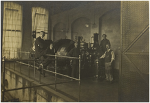 117543 Electriciteitsbedrijf. V.l.n.r.: nn., Ingenieur Roels, van Schijndel, nn., Jos Beeks, 1911 - 1921