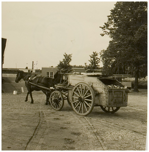 117546 Publieke Werken aan de Torenstraat. Een vuiniswagen met paardentractie van ver voor de 2e wereldoorlog, staande ...