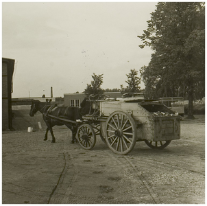 117558 Publieke werken aan de Torenstraat. Een oude vuilniswagen van ver voor de 2e wereldoorlog, op het opslagterrein ...