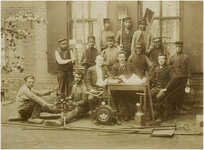 117621 Gasfabriek. Personeel van de gasfabriek in 1892. Achterste rij: V.l.n.r.: H. van Kol, P. Kuijpers. Staande ...
