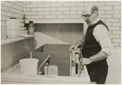 117648 Gemeentelijke Archiefdienst. Restauratie atelier. P. v. Schaijk bezig met het aanvezelen van papier, 1981