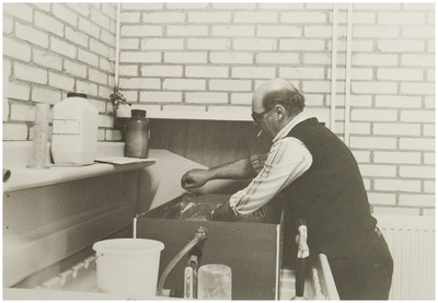 117651 Gemeentelijke Archiefdienst. Restauratie atelier. P. v. Schaijk bezig met het aanvezelen van papier, 1981