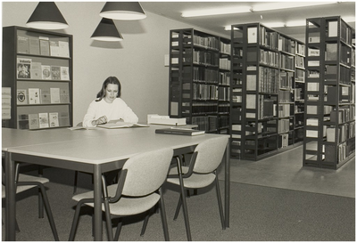 117714 Molenstraat 121. Bibliotheek van de Gemeentelijke Archiefdienst. Bibliothecaresse G. Zegers, 10-1984