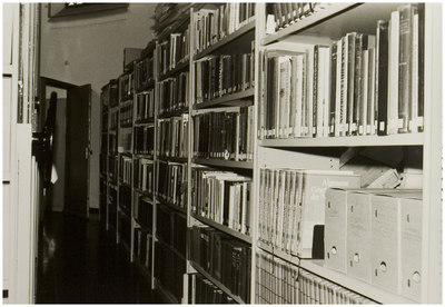 117746 Gemeentearchief. (Kerkstraat). Gedeelte van de bibliotheek van het archief. Anno 1981 het domein van Mej. ...