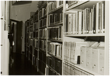 117746 Gemeentearchief. (Kerkstraat). Gedeelte van de bibliotheek van het archief. Anno 1981 het domein van Mej. ...