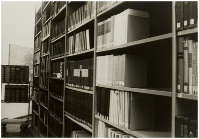 117751 Gemeentelijke Archiefdienst (Kerkstraat). Gedeelte van de bibliotheek in het Gemeentearcief anno 1981 het domein ...
