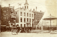 117773 Demonstratie met motorspuit op de Markt, deze werd geleverd door de Fa. Bikkers te Rotterdam, 28-09-1918