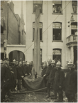117775 Demonstratie vrijwillige brandweer op de Markt voor het stadhuis, 24-05-1921