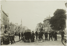 117783 Brandweerdemonstratie door de Vrijwillige Brandweer op de Markt, gezien in de richting Markt, 18-07-1925