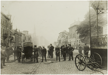 117786 Brandweer demonstratie door de Vrijwillige Brandweer op de Markt, gezien in de richting Markt, 18-07-1925