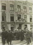 117787 Brandweer demonstratie door de Vrijwillige Brandweer op de Markt, vóór het v.m. Raadhuis, met strohoed links op ...
