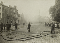 117788 Brandweer. Markt, gezien richting Noord. Demonstratie van de Helmondse Vrijwillige Brandweer. Het torentje is ...