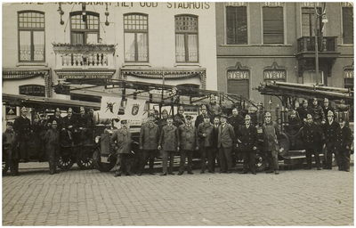 117801 Brandweer. Overdracht van de magirusladderwagen op de Markt. Staande: J. v. d. Kerkhof, J. Bakens, L. Hockers, ...