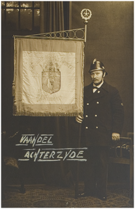117809 Het eerste vaandel der Vrijwillige Helmondse Brandweer in 1931 bij de achterzijde van het vaandel, P. v. Etro ...