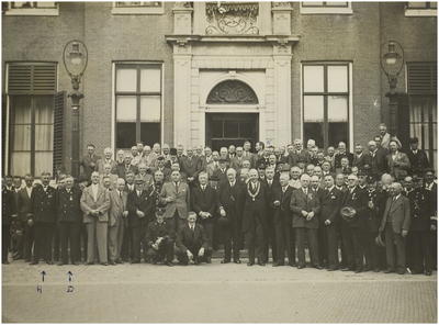 117825 Vergadering Koninklijke Nederlandse Brandweerbond te Leeuwarden. Links: Lau Hockers en L. Davids en bij de ...