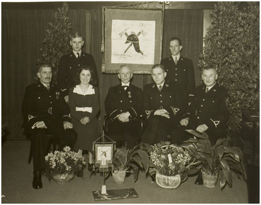 117834 Vrijwillige Brandweer. B.g.v.: 25 jarig jubileum van M. Hendriks hier op de foto met bestuursleden. Zittend ...