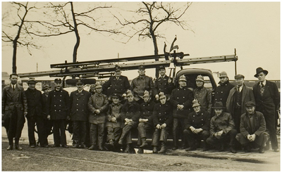 117846 Vrijwillige Brandweer. In uniform v.l.n.r.: van Balkom, J. van Bussel, Hendrik van de Kerkhof, NN., NN., NN., ...